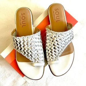 New women’s Soul Naturalizer Riley White and Silver flat Sandals 8M